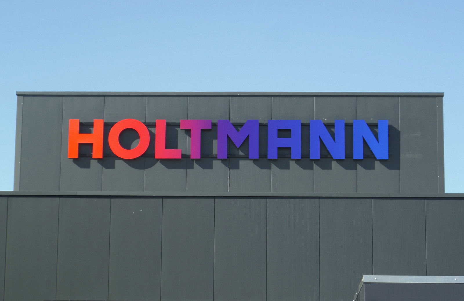 großer Schriftzug auf dem Dach von Holtmann